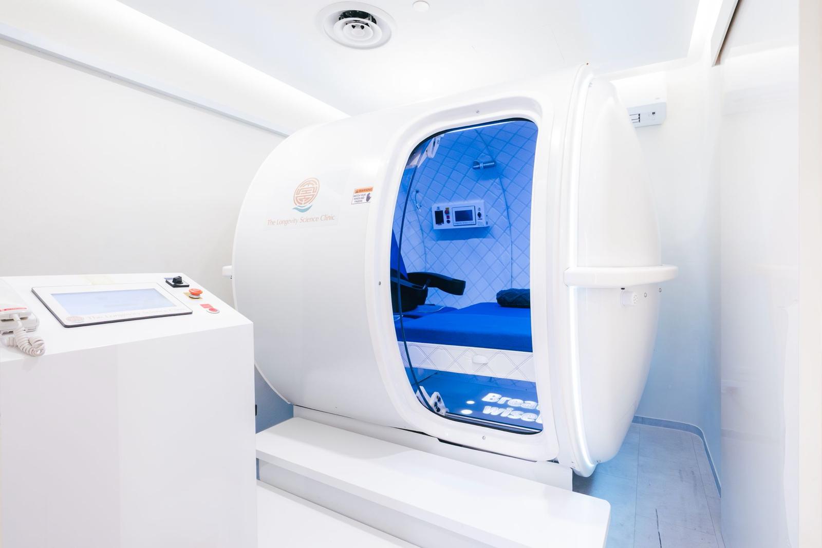 White SMART hyperbaric oxygen chamber in a treatment room at The Longevity Science Centrum