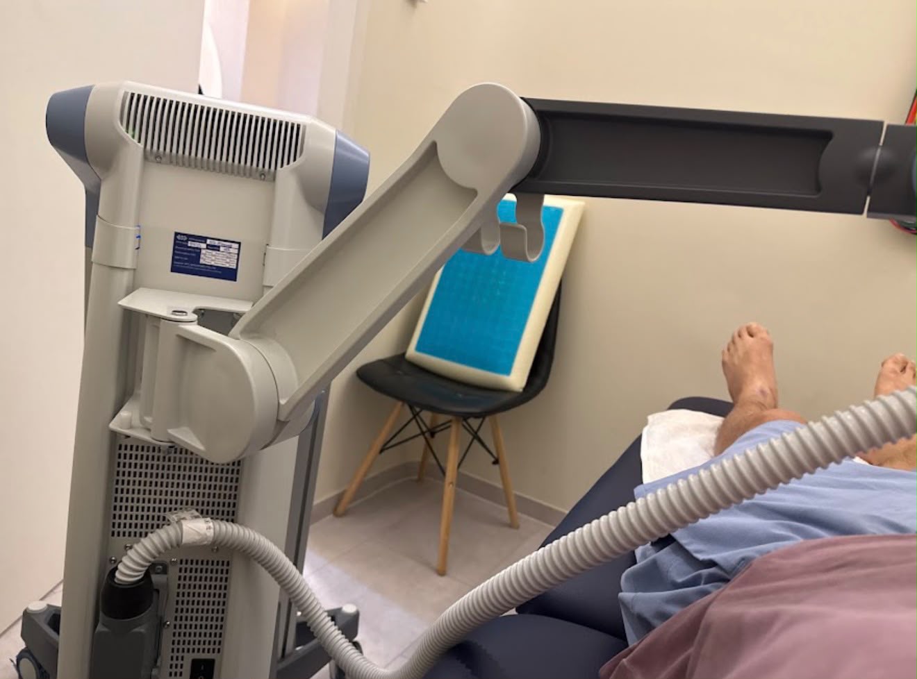 Electromagnetic therapy device with articulated arm