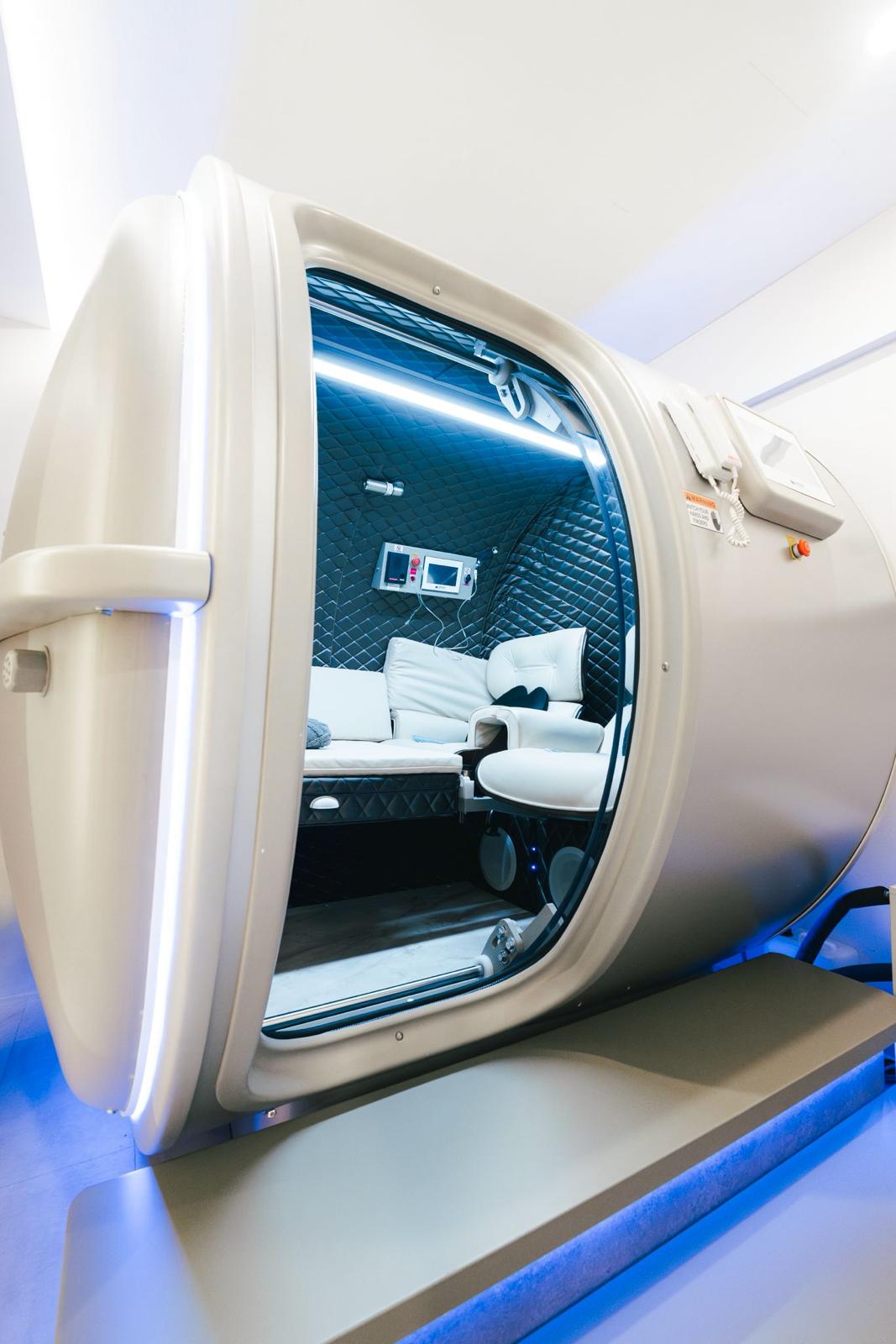 Open hyperbaric oxygen chamber with quilted interior