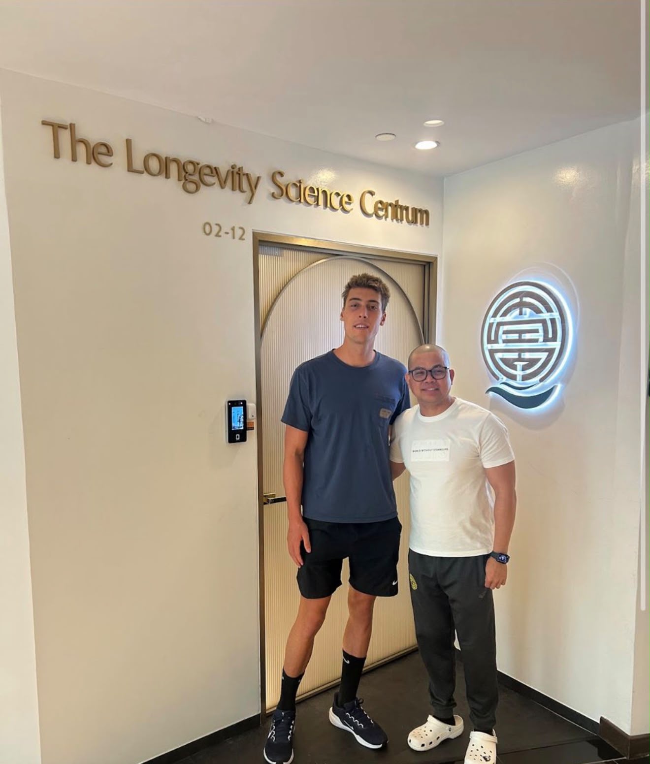 Two guests at the clinic entrance