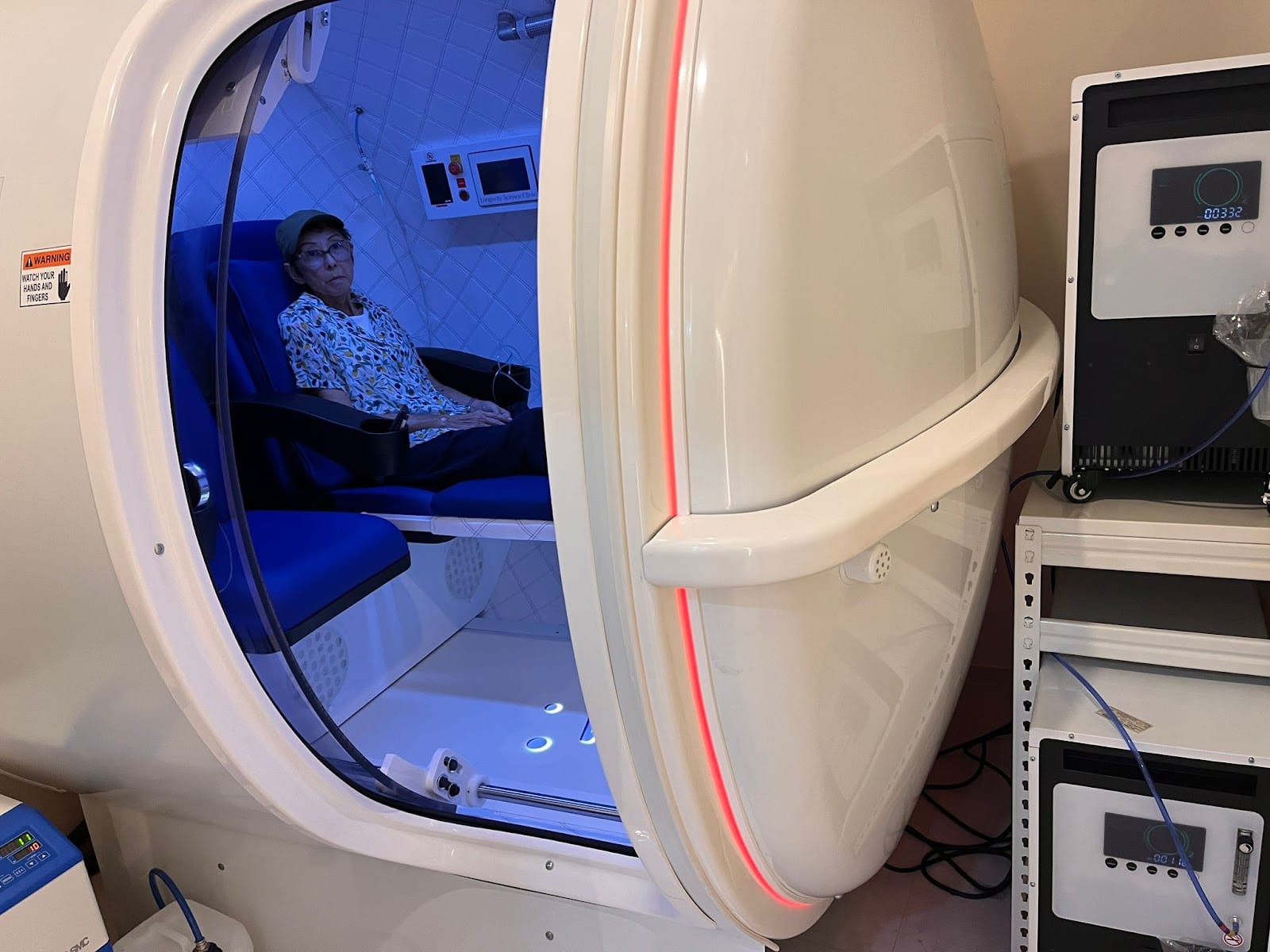 Hyperbaric treatment room photographed by a visitor